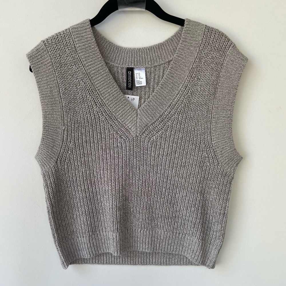NWT H&M Divided Sleeveless V-Neck Knit Sweater in Grey size XS